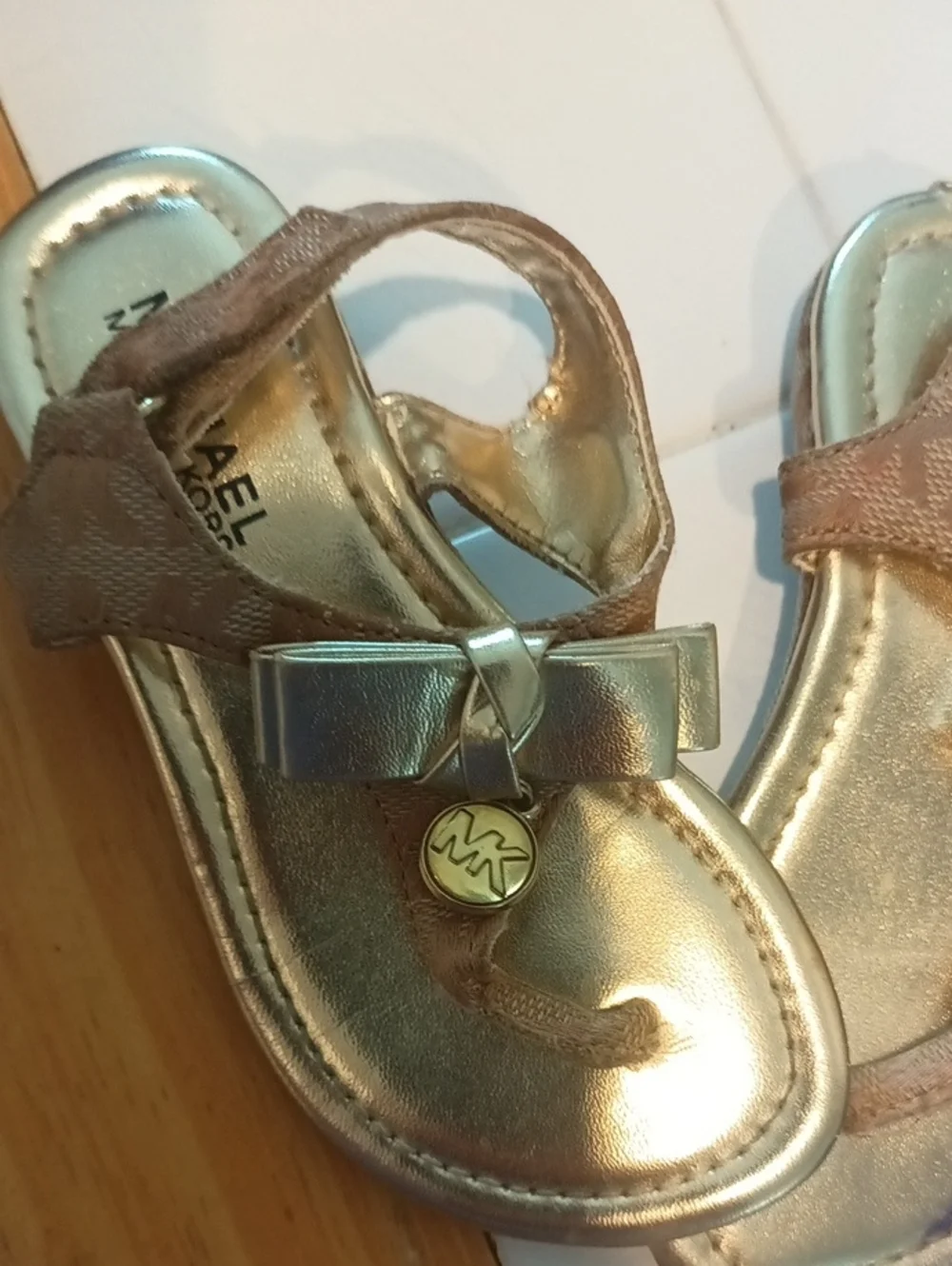 Michael Kors Kids Metallic Gold Bow Thong Sandals Baby size 8